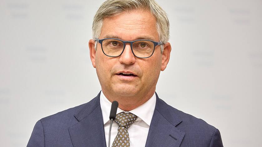 Der österreichische Finanzminister Magnus Brunner bei einer Pressekonferenz in Wien (2023).
