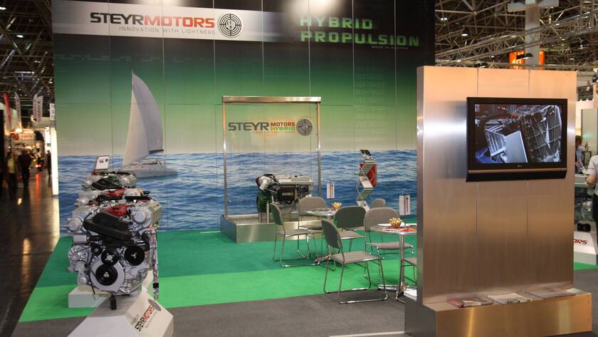 Messestand von Steyr Motors Hybrid auf der 40. Internationalen Bootsausstellung.