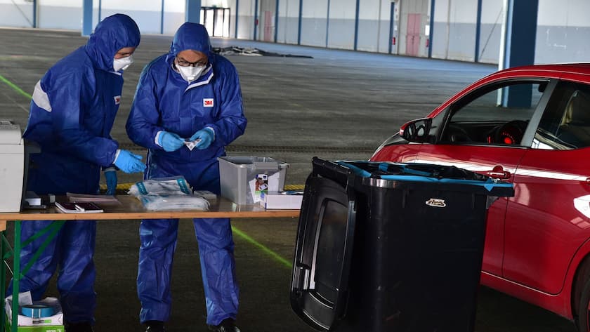 Corona Tests werden am 25.3.2020 in Saarbrücken im Messegelände in einem Drive In abgewickelt.