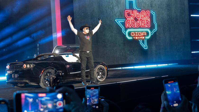 Tesla-Chef Elon Musk vor Gästen in der Tesla Gigafactory Texas im Jahr 2022.