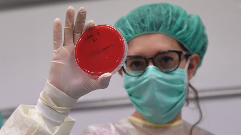 Labormitarbeiterin in Bologna, wo Schutzmasken von Firmen getestet werden, die ihre Produktion umgestellt haben.