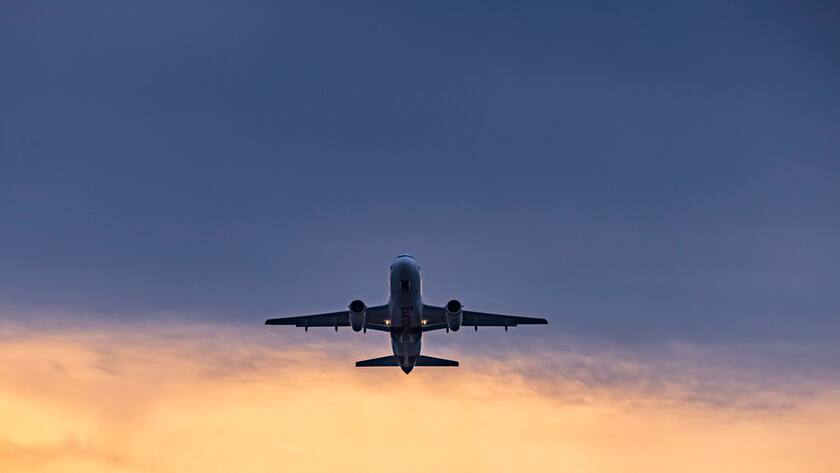 Ein Airbus beim Start am Flughafen Stuttgart.