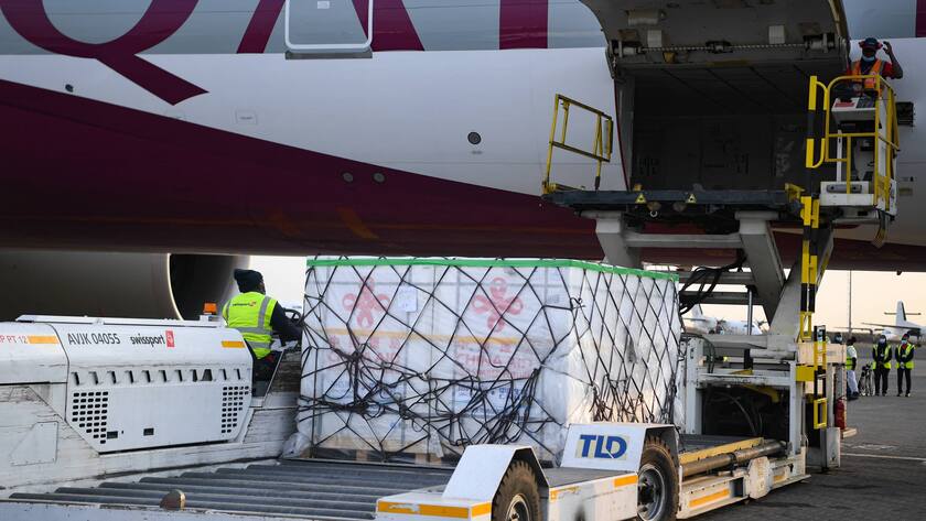 Corona-Impfstoffe werden in der kenianischen Hauptstadt Nairobi aus einem Flugzeug geladen.