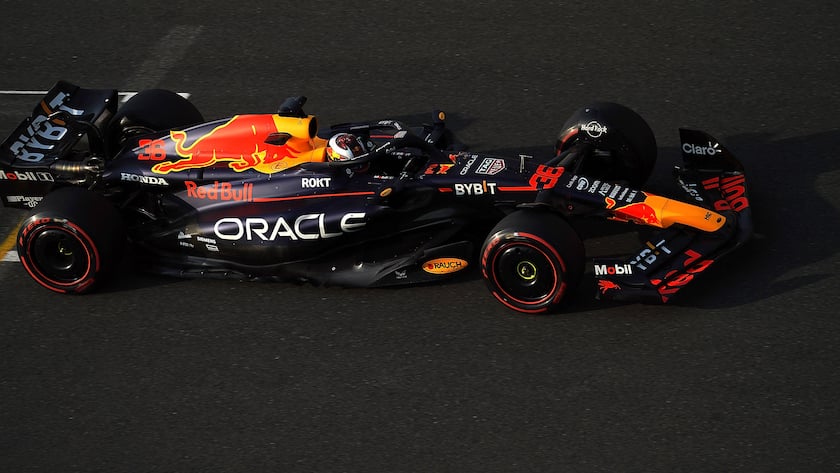 Ein F1-Auto mit einem Oracle-Schriftzug während einer Testfahrt in Abu Dhabi (2023).