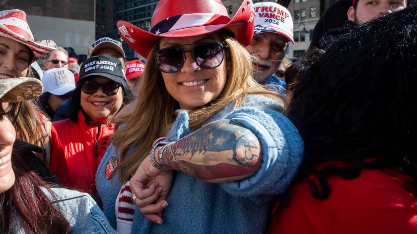 Trump-Anhänger und Anti-Trump-Demonstranten vor dem Madison Square Garden in New York (Oktober 2024).