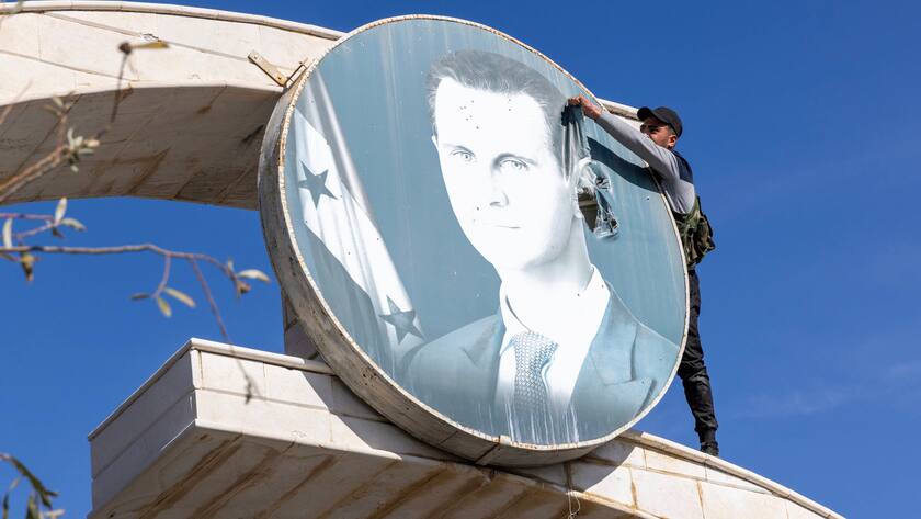 9. Dezember 2024: Rebellen zerstören ein Bild des gestürzten syrischen Diktators Baschar Hafiz al-Assad in Damaskus.