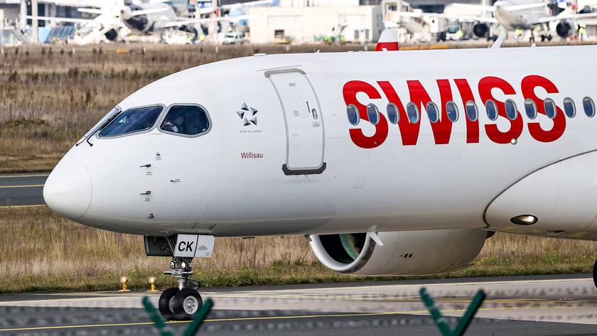 Ein Airbus A220 der Swiss bei der Startvorbereitung am Flughafen Frankfurt