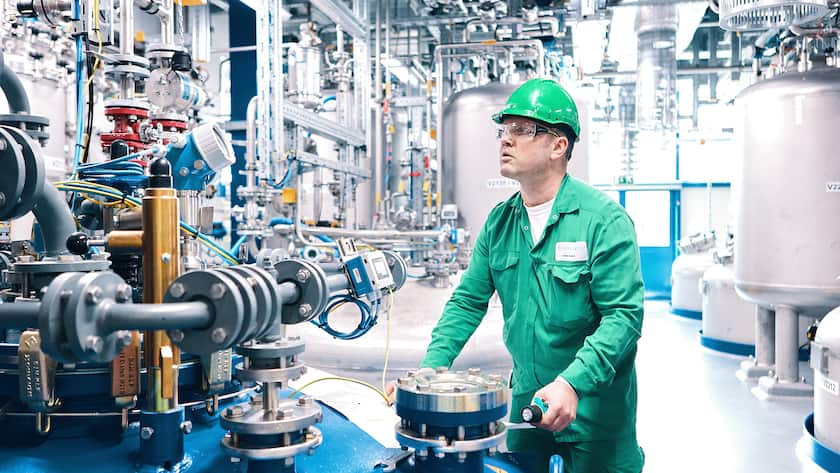 Ein Mitarbeiter in einer Produktionsanlage von Novartis in Schweizerhalle (2025).