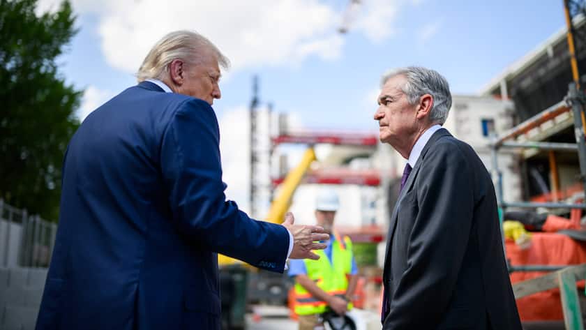 Donald Trump und Jerome Powell besprechen den Umbau der Fed - Notenbank der Vereinigten Staaten von Amerika - in Washington D.C., USA (Juli 2025).