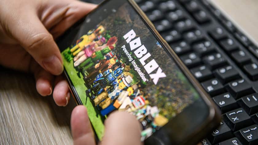 Über ein Handy wird auf die Spieleplattform Roblox zugegriffen.