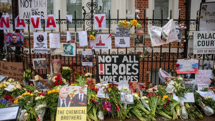 Blumen wurden im Andenken an Alexej Nawalny niedergelegt (London, 21. Februar 2024)