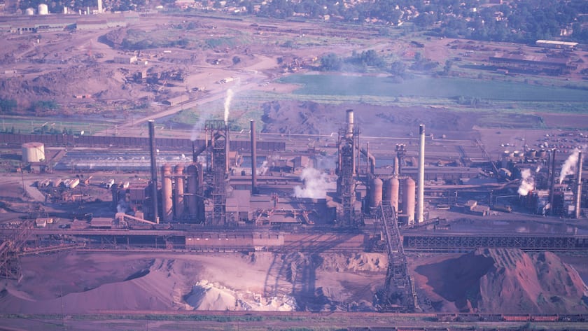 Eine Luftaufnahme einer Fabrik in East St. Louis, USA (2023).