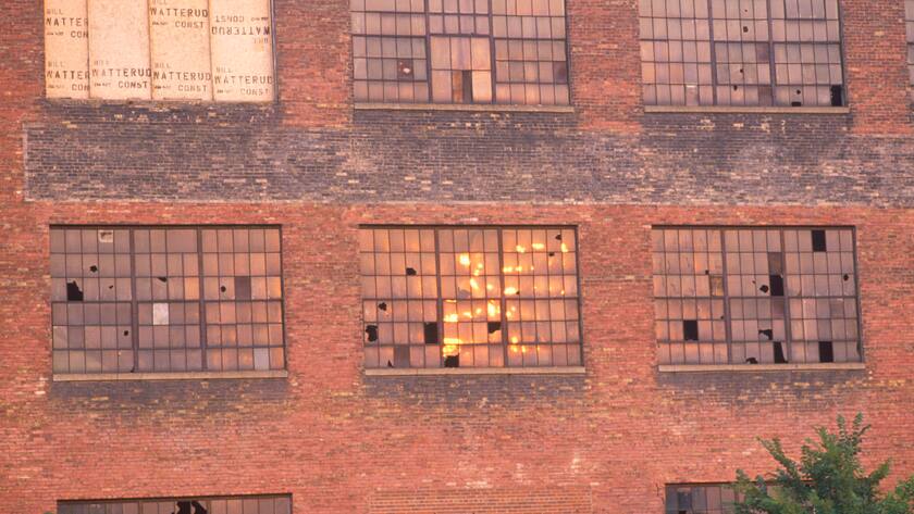Zerbrochene Fenster eines verlassenen Backsteinfabrikgebäudes, Indiana, USA (2023).