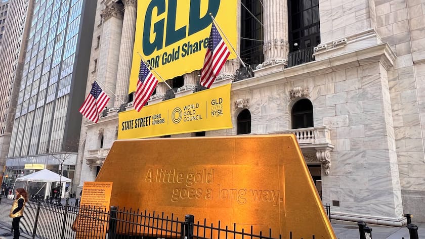 Ein grosser Goldbarren steht an der Ecke zur Wall Street (12. November 2024).