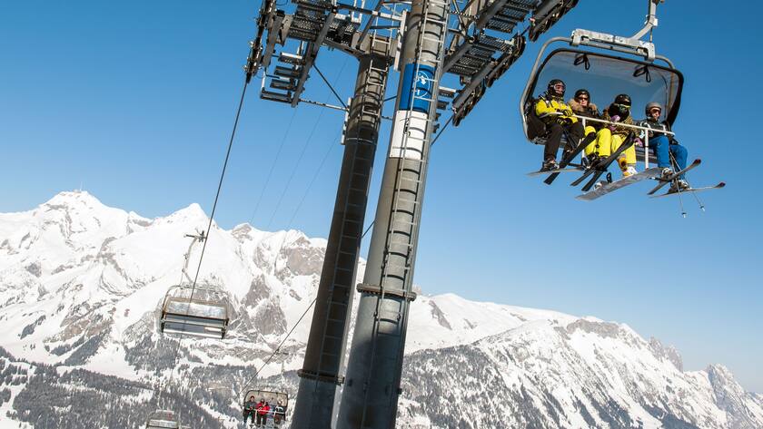 Skifahrer in einem Skilift in Wildhaus im Toggenburg, Kanton St. Gallen.