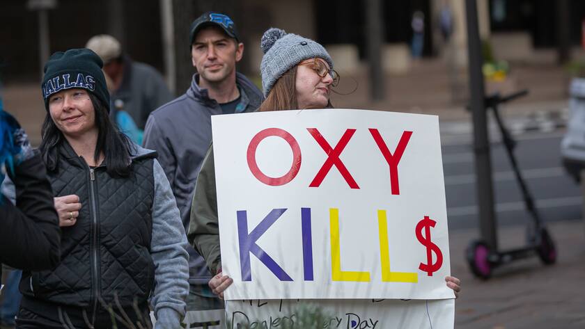 Aktivisten demonstrieren gegen Purdue Pharma.