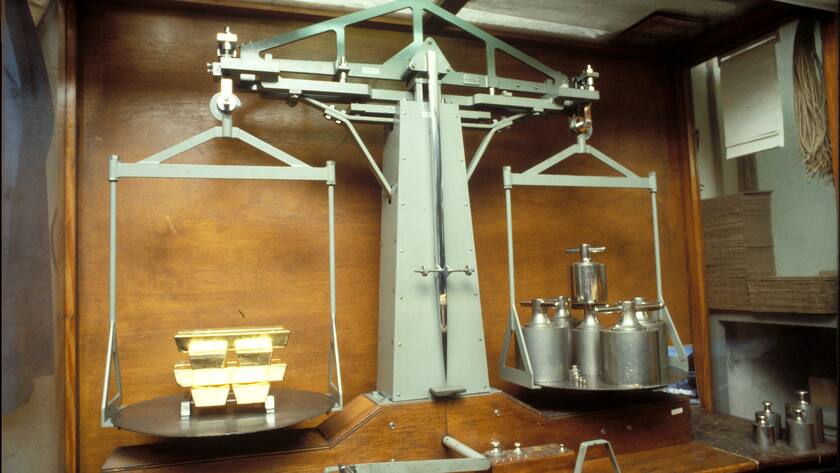 Gold- und Silber-Giesserei in Valcambi, Waage.