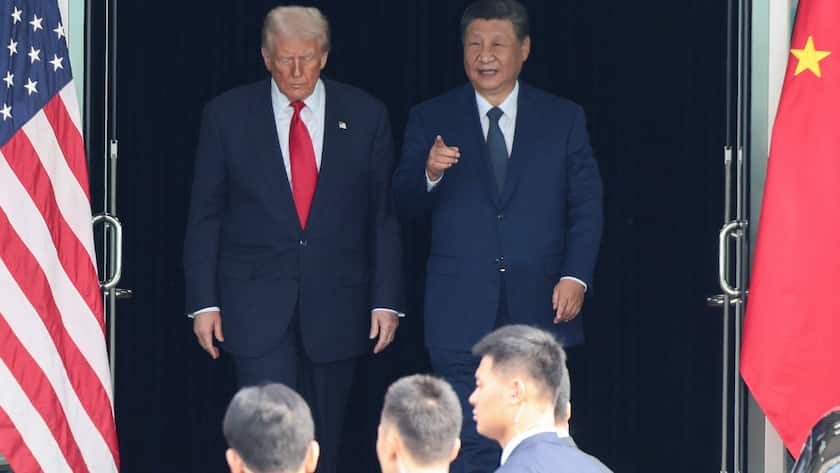 Trump unter Druck: US-Präsident braucht bei China-Besuch Xis Hilfe US-Präsident Donald Trump und der chinesische Präsident Xi Jinping unterhalten sich, als sie nach einem bilateralen Treffen am Gimhae International Airport am Rande des APEC-Gipfels (Asia-Pacific Economic Cooperation) am 30.10.2025 in Busan abreisen.