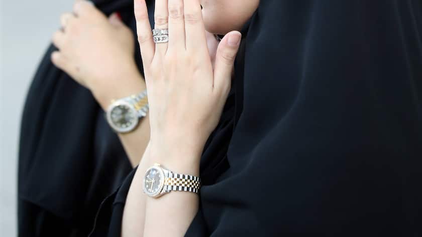 Frauen mit teuren Luxusuhren.