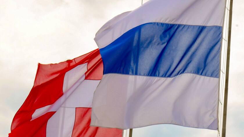 Die Zuger Kantonalfahne und die Schweizer Fahne sind aufgezogen in dem malerischen Städtchen am Zuger See.