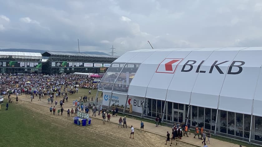 Festzelt des Sponsors Basellandschaftliche Kantonalbank (BLKB) am Eidgenössischen Schwing- und Älplerfest 2022 in Pratteln BL.