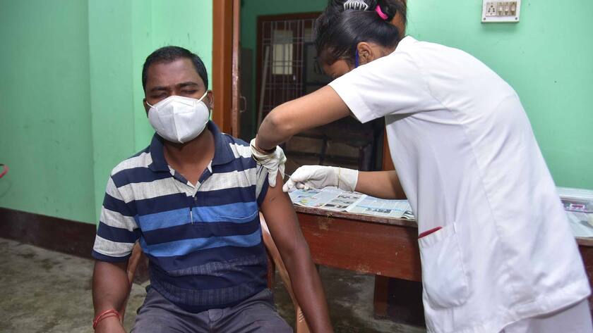 Inmitten der Krise vom Mai 2021: Corona-Impfung im indischen Landesteil Assam.