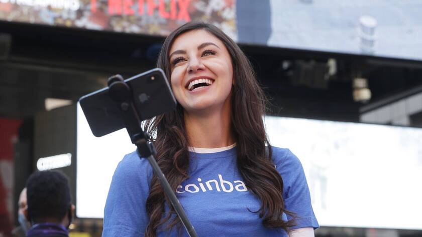 Eine Coinbase-Mitarbeiterin mit Selfiestick am Tag des Börsengangs in New York - April 2021.