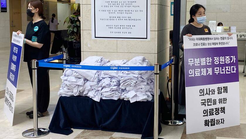 Ärztinnen in einem Krankenhaus in Seoul (Südkorea) kritisieren die Corona-Politik der Regierung.