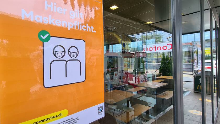 Die BAG-Warnstufe ist wieder orange, die Maskenpflicht bleibt: McDonald-Filiale in Affoltern ZH im Juni 2021.