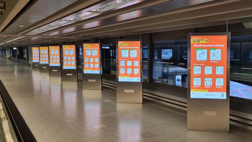 Corona ist allgegenwärtig: Hinweise des Bundesamts für Gesundheit am Flughafen Zürich.
