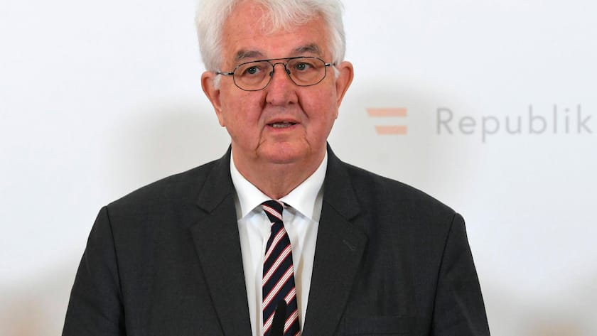 Nationalbank-Gouverneur Robert Holzmann an einer Pressekonferenz der Regierung 2020.