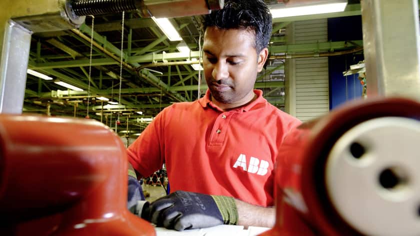 Montage eines Vakuum-Leistungsschalters bei ABB in Ratingen, Deutschland.