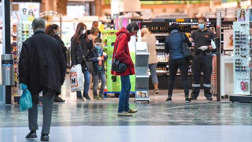 In der Innenstadt von Innsbruck haben Geschäfte wieder geöffnet - Gesichtsmasken sind Pflicht.