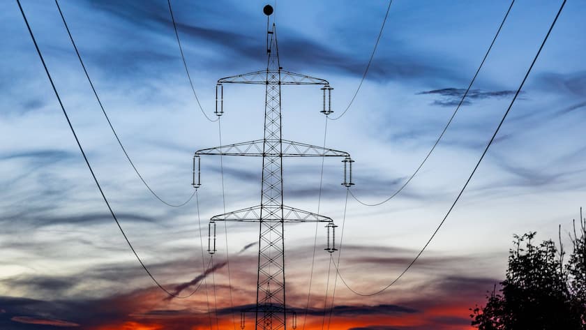 Strommasten und Leitungen einer 220 KV Starkstrom-Leitung in Deutschland