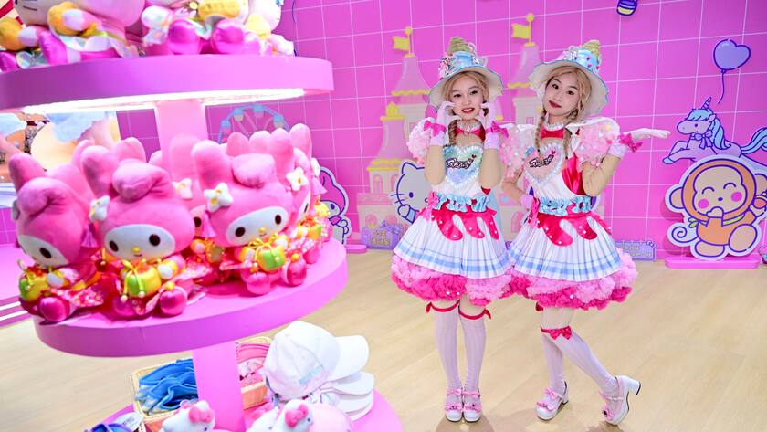 Cosplayer posieren für ein Foto am Hello-Kitty-Stand während des 20. China International Cartoon & Animation Festival am 29. Mai 2024 in Hangzhou, China.