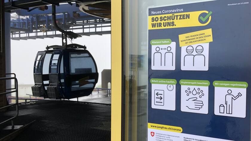Corona-Hinweisschild auf der Bergbahn Grindelwald First.