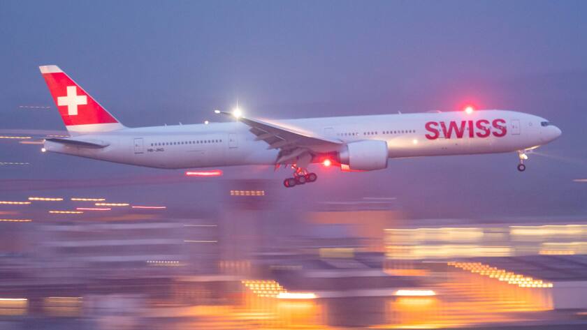 Eine Swiss-Maschine des Typs Boeing 777-300ER bei der Landung in Zürich.
