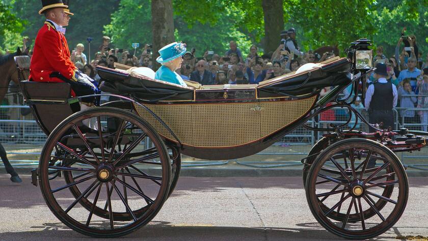 Queen Elizabeth II. fährt in der Kutsche durch London.