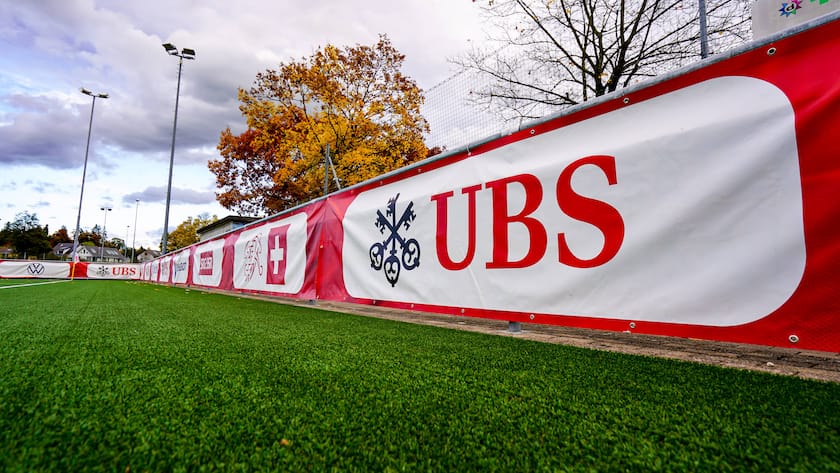 UBS-Werbung an einem U16-Länderspiel der Schweiz.