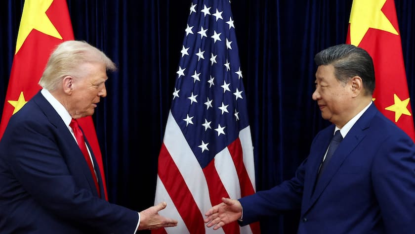 US-Präsident Donald Trump schüttelt dem chinesischen Präsidenten Xi Jinping die Hand, als sie am Donnerstag (30.10.2025) am Rande des APEC-Gipfels (Asia-Pacific Economic Cooperation) in Busan ein bilaterales Treffen am Gimhae International Airport abhalten.