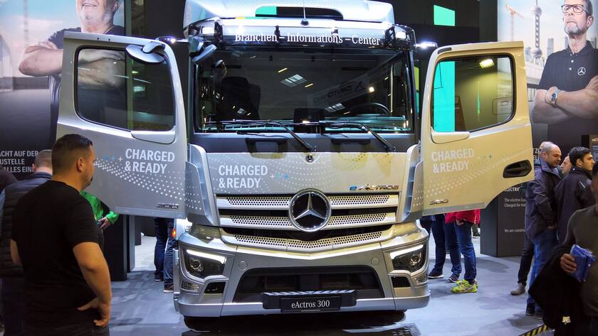 Mercedes eActros 300, elektrischer LKW mit Batterie für den Baustellen-Einsatz (2022).