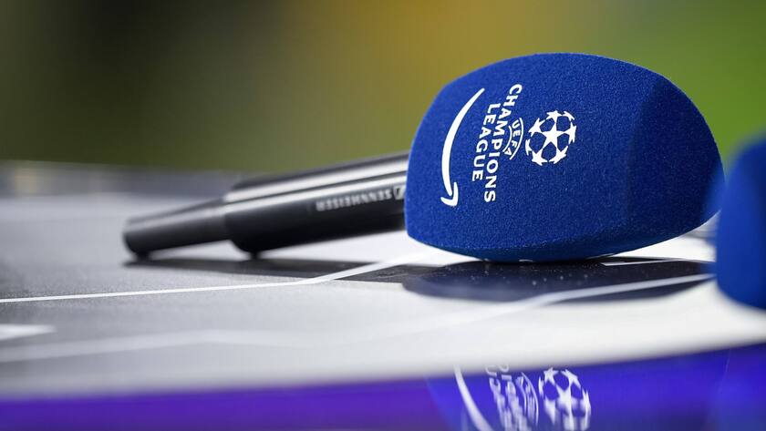 Ein Sennheiser-Mikrofon und Schutz mit Logo der Champions League.