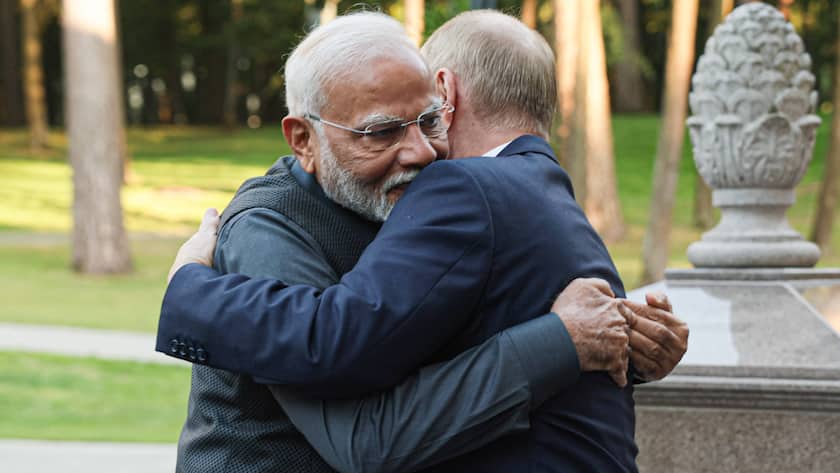 Indiens Premierminister Narendra Modi wird am 8. Juli 2024 in der Nähe Moskaus von Russlands Machthaber Vladimir Putin begrüsst.
