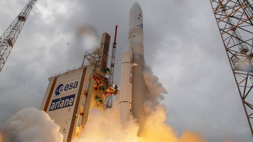 Die Ariane-5-Rakete von Arianespace startet von der ELA-3-Startzone des europäischen Weltraumbahnhofs in Kourou, Französisch-Guayana.