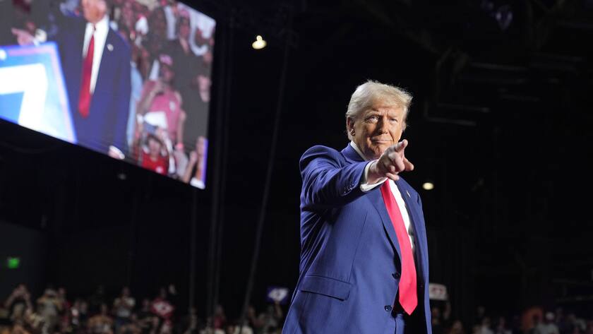 Der Republikaner Donald Trump tritt entschlossen an einer Wahlkampfveranstaltung auf.