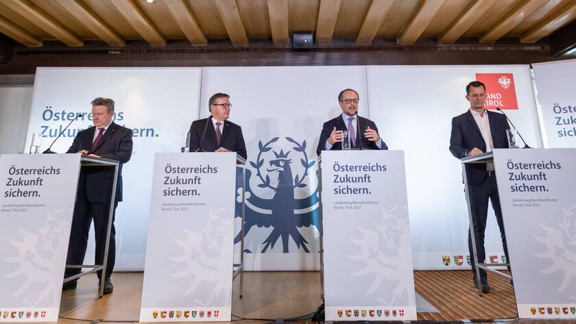 Österreichs Bundeskanzler Schallenberg (3.v.l.) kündigt am 19. November einen weiteren Lockdown für Österreich an.