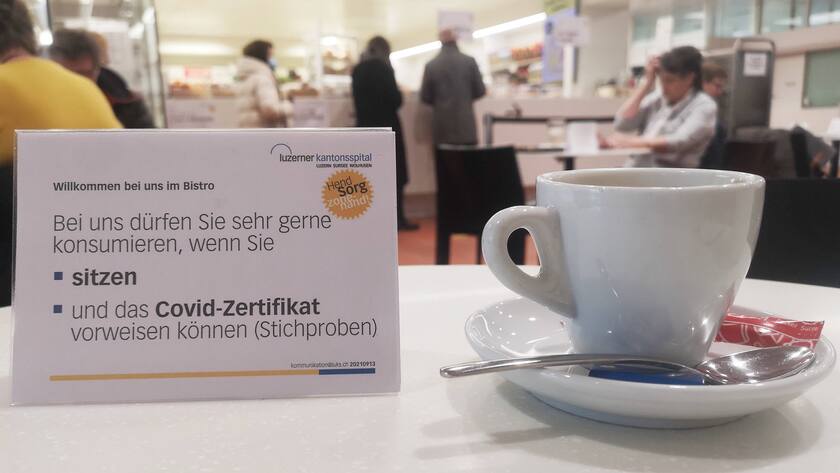 Maske und Sitzpflicht: Corona-Regeln in der Gastronomie, die seit Dezember 2021 gelten.