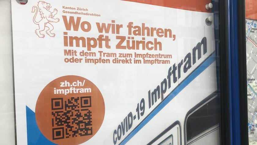 Hinweis auf das Impftram an einer Haltestelle in Zürich.
