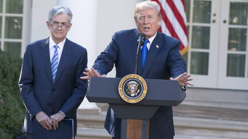 US-Präsident Trump und US-Notenbankchef Jerome Powell (zum Zeitpunkt der Bildaufnahme Kandidat für den Vorsitz) bei einem gemeinsamen Auftritt in Washington, D.C., USA (2017).