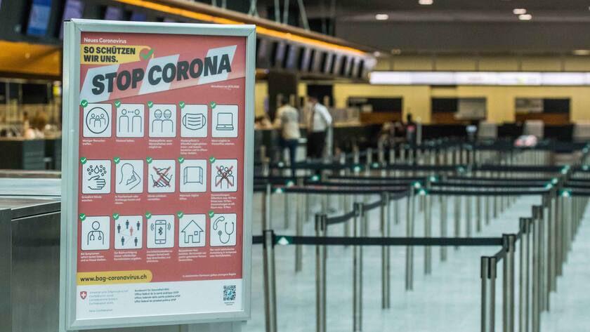 Corona-Hinweisschild zu den Hygiene-Regeln am Flughafen Zürich (15.04.21).